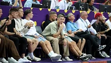 Левандовски посетил матч по баскетболу между Францией и Польшей