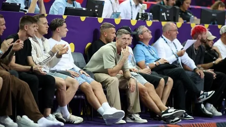 Левандовски посетил матч по баскетболу между Францией и Польшей