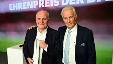 Ули Хенесс получил награду от Немецкой футбольной лиги