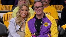 Джини Басс продаёт «Лейкерс» Марку Уолтеру за $10 млрд