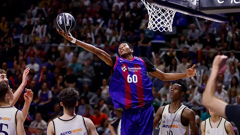 13-летний центровой Дабоне сделал данк в дебютном матче за «Барселону»