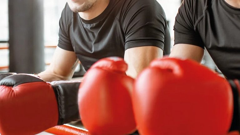 На чемпионате Европы по боксу среди кадетов тренер напал на судью 