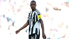 Исак не поедет с «Ньюкаслом» на турне по Азии из-за травмы