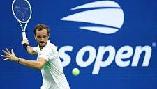 Медведев ушёл с матчбола и забрал третий сет у Бонзи