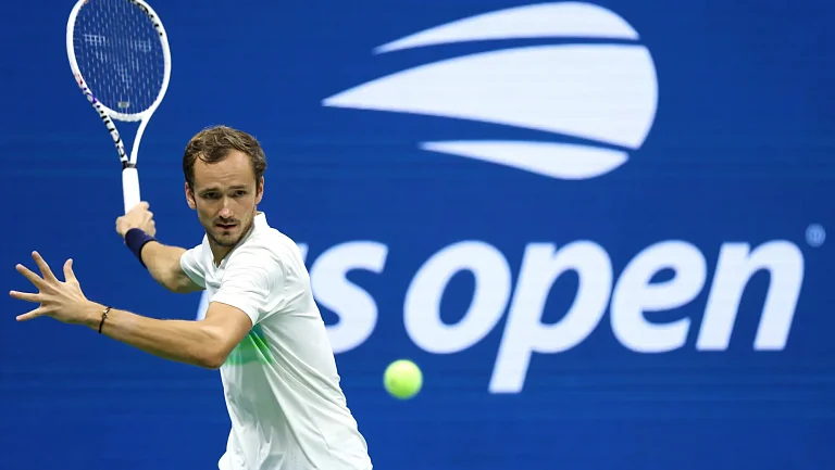 Медведев ушёл с матчбола и забрал третий сет у Бонзи