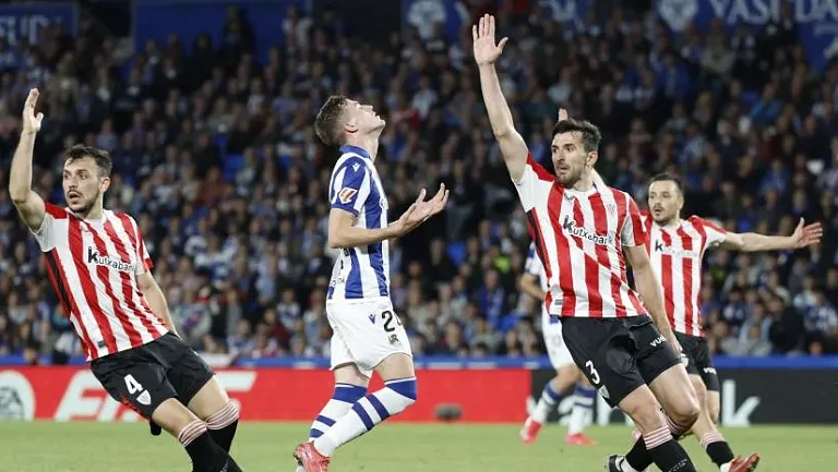 Вальверде будет формировать оборону пока только с Вивианом и Паредесом