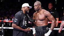 Дюбуа сменил тренера, подписав контракт с Тони Симсом после поражения Усику