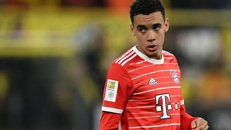 Мусиала объяснил смену номера на легендарную «десятку»