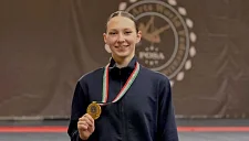 Устинова хочет сказать, что украинцам запрещают «даже смотреть на русских»