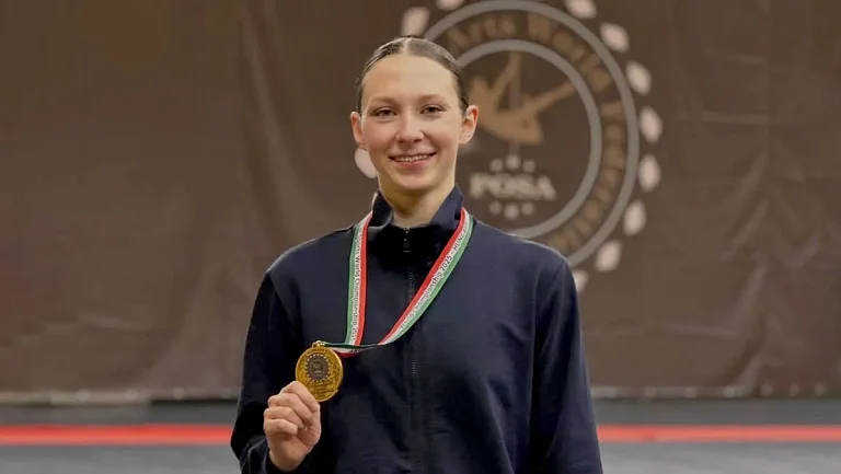 Устинова хочет сказать, что украинцам запрещают «даже смотреть на русских»