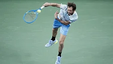 Даниил Медведев играет третий сет в четвертьфинале в Ханчжоу