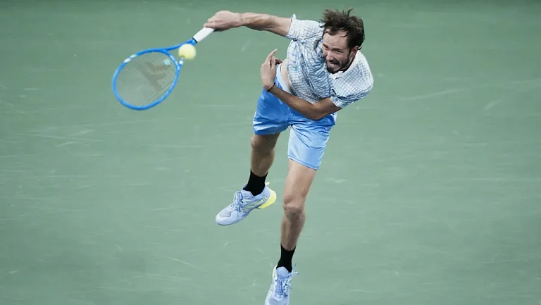 Даниил Медведев играет третий сет в четвертьфинале в Ханчжоу