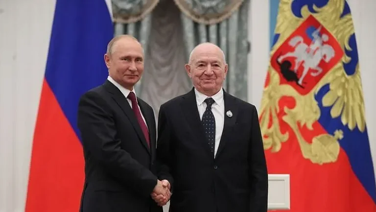 Владимир Путин почтил память легендарного футболиста Никиты Симоняна