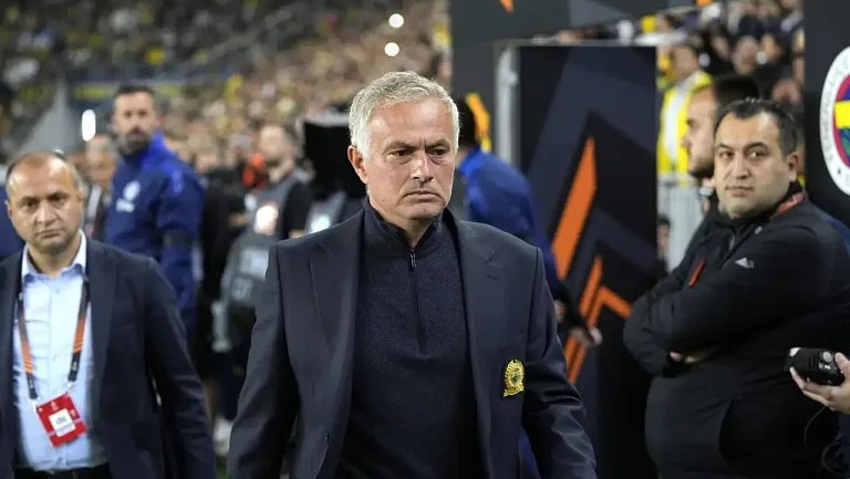 Моуринью и Эшпириту Санту в числе кандидатов на пост тренера «Лидса»