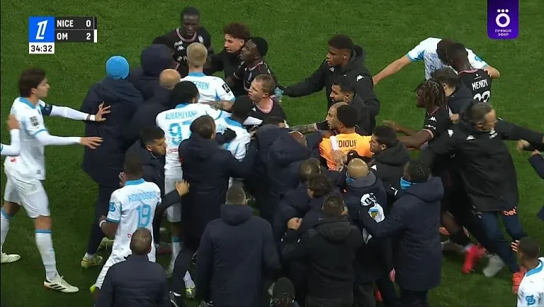 Массовая потасовка произошла в матче Лиги 1