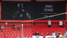 Как ушел из жизни судья, ставший символом равенства в английском футболе?