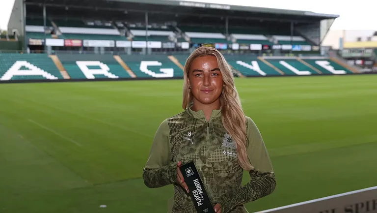 Футбольная героиня месяца: Айми Кроуфорд признают лучшей в августе