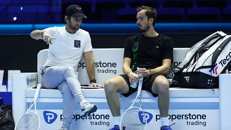 Медведев завершил сотрудничество с Жилем Сервара