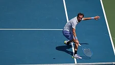 Медведев проиграл два сета Бонзи на старте US Open