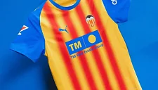 «Валенсия» представила форму в цветах Саньеры для сезона 2025/26

