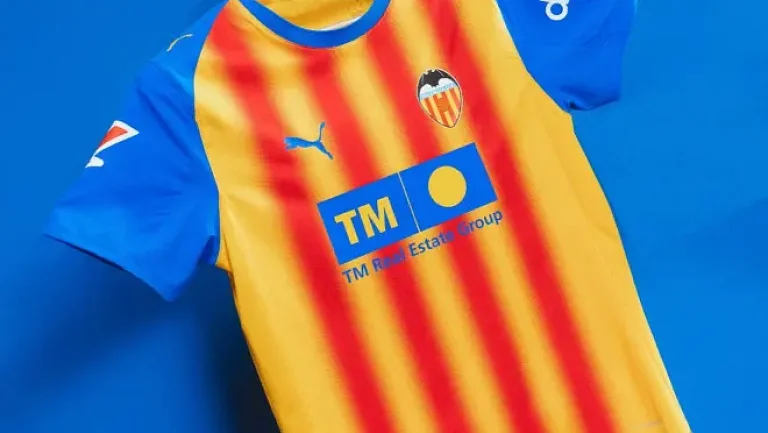 «Валенсия» представила форму в цветах Саньеры для сезона 2025/26

