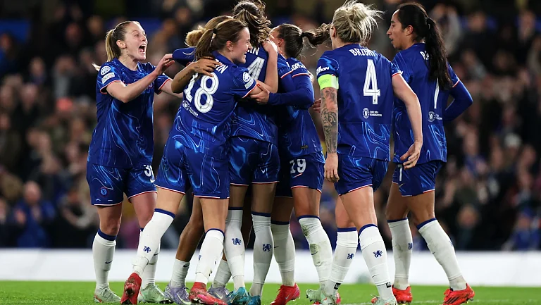 Футболистки «Челси» поддержали женщин, переживших домашнее насилие 