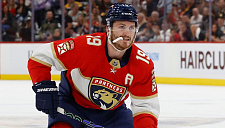 Мэттью Ткачук сделал фотографии с Кубком Стэнли в камере полицейского участка