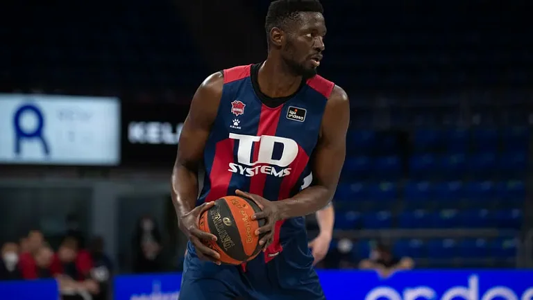 Юссуф Фалль продлил контракт с «Барселоной» на сезон 2024/25