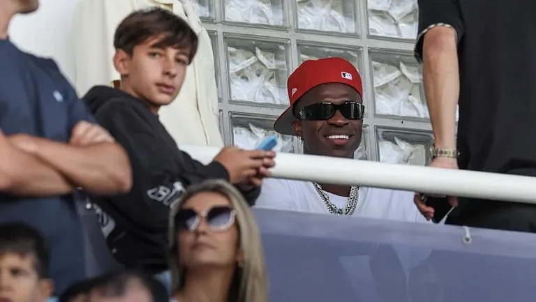 Винисиус посетил матч «Алверки» против «Бенфики»