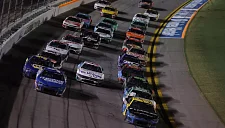 Блэни прорывается с 13-го и выигрывает финишный триллер на Дайтоне