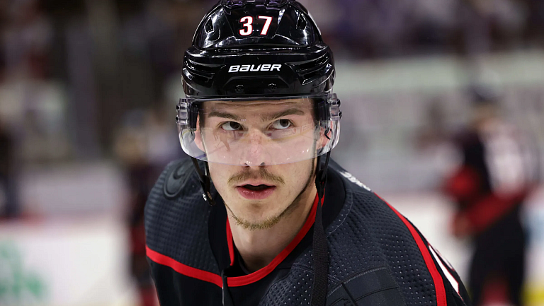 Шайба и ассист Свечникова помогли «Каролине» обыграть «Баффало»