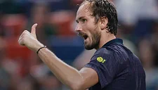 Медведев прошёл во второй круг АТР-500, победив Боржеша в трёх сетах
