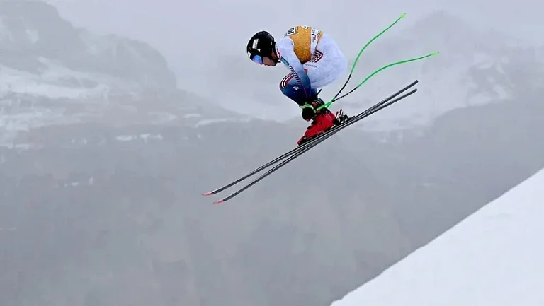 Норвежского лыжника эвакуировали с трассы после падения на тренировке