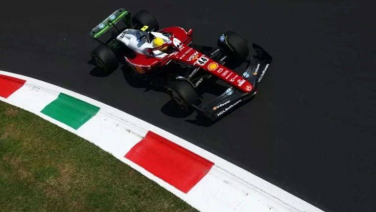 Хэмилтон лидирует на первой практике