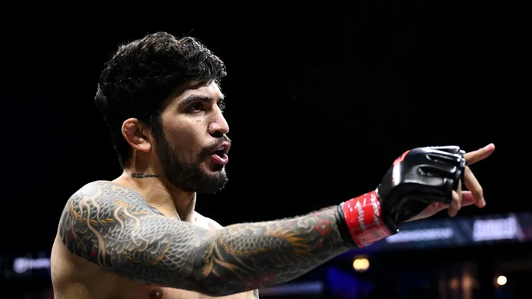 Дэнис готовится встретиться с Махачевым — требует поединка за титул