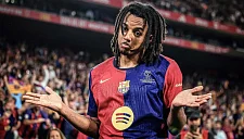 Защитник «Барселоны» Жюль Кунде опубликовал фото в русской шапке-ушанке