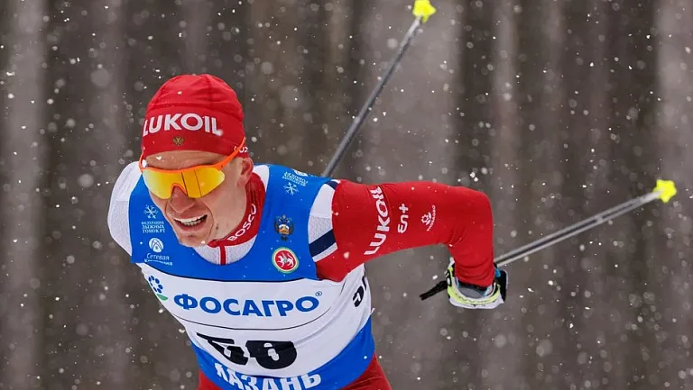 У Большунова сломалось крепление перед финишем гонки на этапе Кубка России