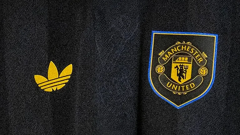 «МЮ» представил новый третий комплект формы с ностальгией по 90-м