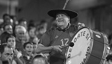 Скончался легендарный испанский фанат Маноло с барабаном