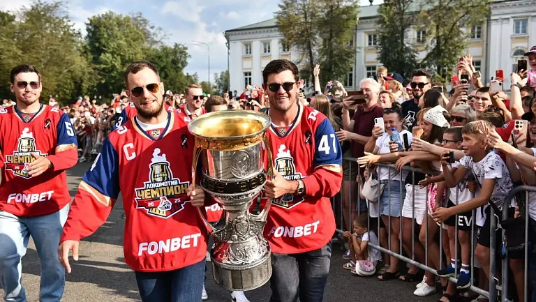 Губернатор области Евраев трогательно поздравил «Локомотив» с победой
