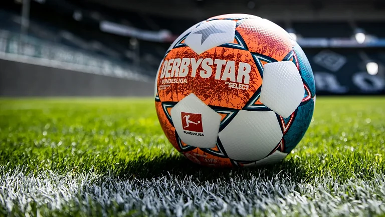 В Бундеслиге с сезона 2025/2026 арбитры буду объявлять решения VAR в микрофон