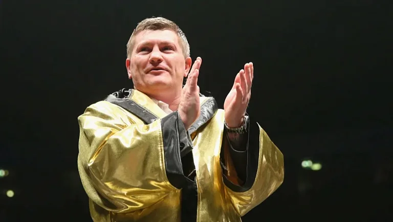 Рики Хаттон найден мертвым в своем доме