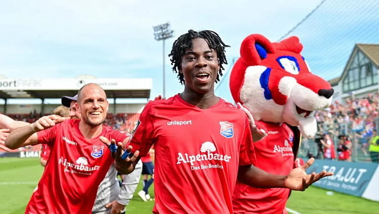 17-летний нападающий «Баварии» не получил разрешения на переход