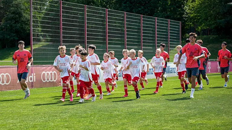 Юные футболисты из Манхинга тренировались с молодёжной командой «Баварии»