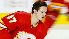 «Калгари» сообщил о новом контракте с защитником Яном Кузнецовым