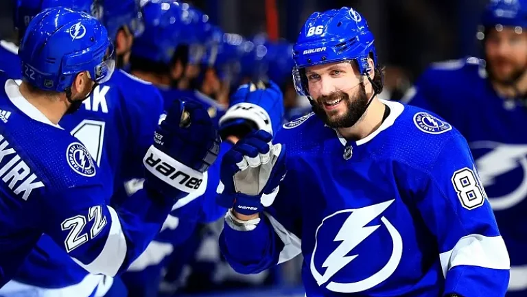 Никита Кучеров оформил дубль за «Тампу» в игре НХЛ против «Вегаса»