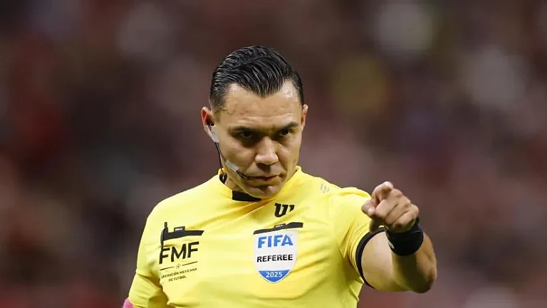 IFAB предложил разрешить VAR оспаривать вторые желтые карточки