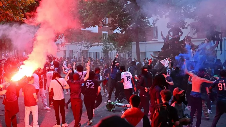 В Париже арестовали 40 фанатов, которые с размахом праздновали успехи ПСЖ
