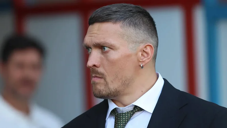 Непобеждённый боксёр Усик принял участие в детском празднике в честь Рождества