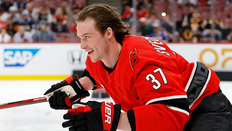 «Каролина» разгромила «Даллас» 6:3: Свечников сделал покер ассистов